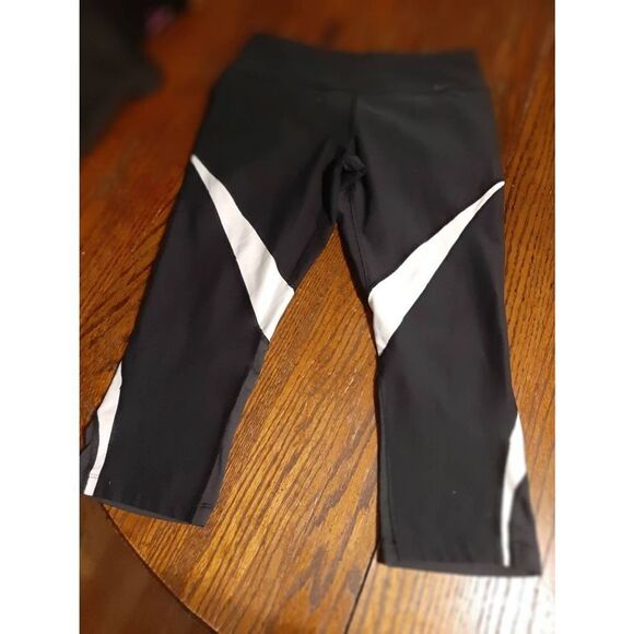 Medium Nike Dri Fit Athletic Capri Leggings Black White Grey Casual Workout Run - Picture 1 of 3